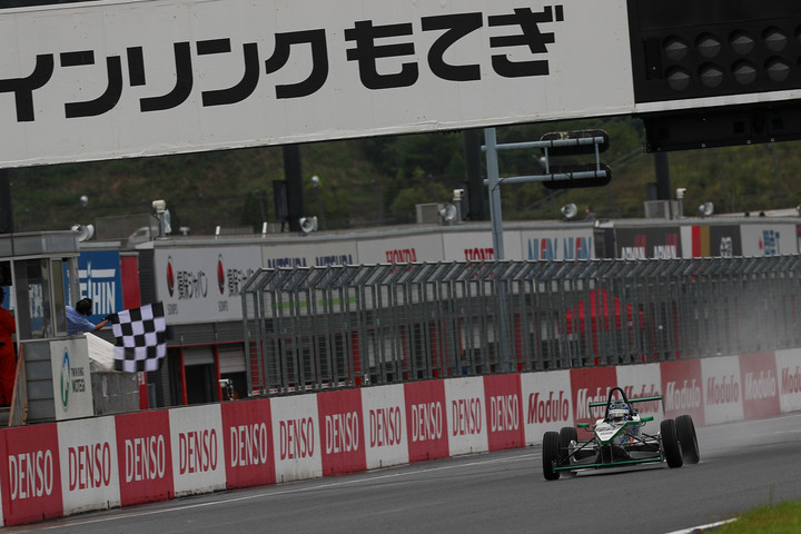 トップでゴールする佐藤樹（群馬トヨペットリアノED）