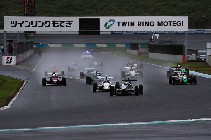 10周の決勝がスタートした