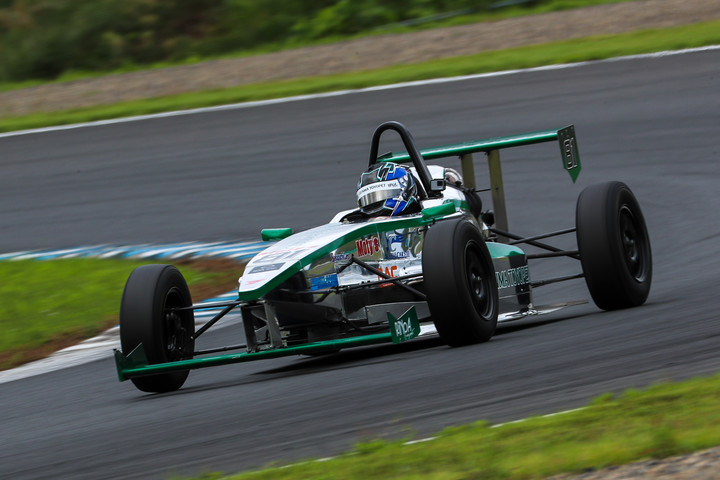 ポールポジションは佐藤樹（群馬トヨペットリアノED）