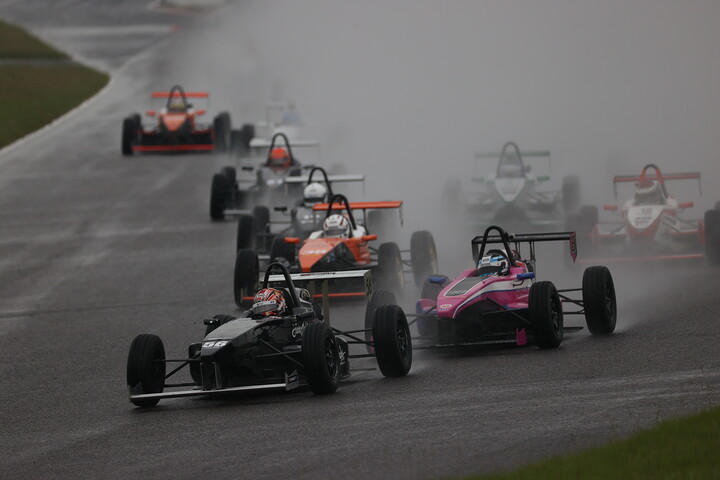 スタート直後の1コーナー　佐藤巧望がトップに立つ