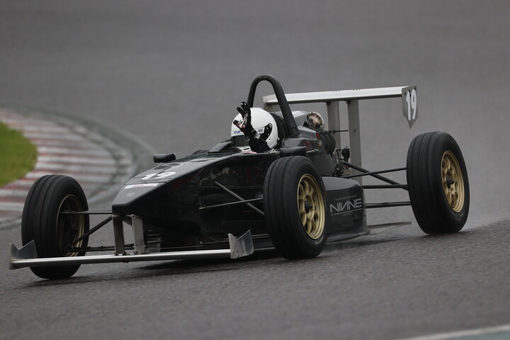 ウイニングラップで手を振る優勝した冨田自然