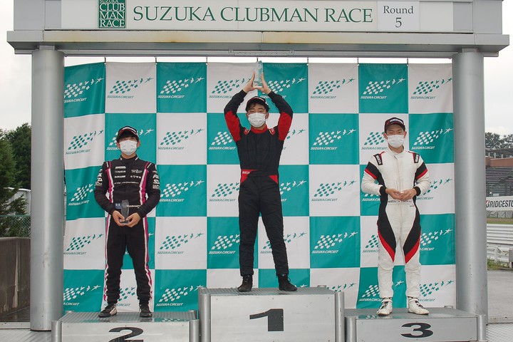 表彰式: 左から2位・岡本大地、優勝・冨田自然、2位・佐藤巧望