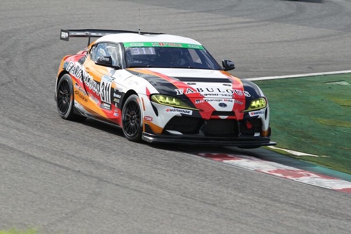 ST-Zクラスポールポジションの鈴木宏和／久保凜太郎／塩津佑介／佐藤公哉組（311号車・FABULOUS GRMI GR SUPRA GT4）
