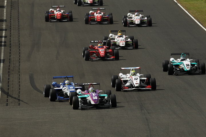2011年9月、関口雄飛（B-MAX F308）がチャンピオンを決めたレースのスタートシーン