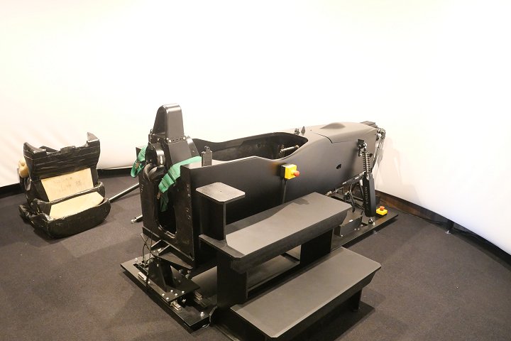 B-MAXレーシングのファクトリー内には本格的なドライビング・シミュレーターが備えられている