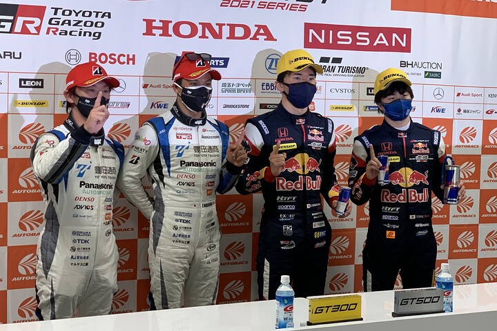 予選記者会見：ポールポジションを獲得した両クラスの選手たち