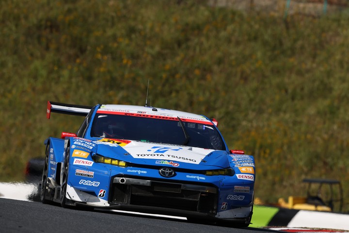 公式練習: TOYOTA GR SPORT PRIUS PHV apr GT（嵯峨宏紀／中山友貴）