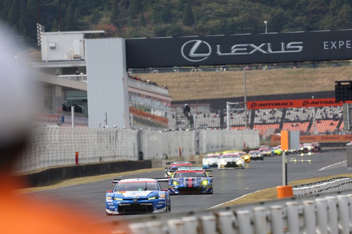 決勝レース: トップを快走するTOYOTA GR SPORT PRIUS PHV apr GT（嵯峨宏紀／中山友貴）