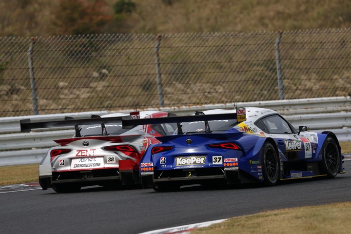 決勝レース: 38号車ZENT CERUMO GR Supra vs 37号車KeePer TOM'S GR Supra