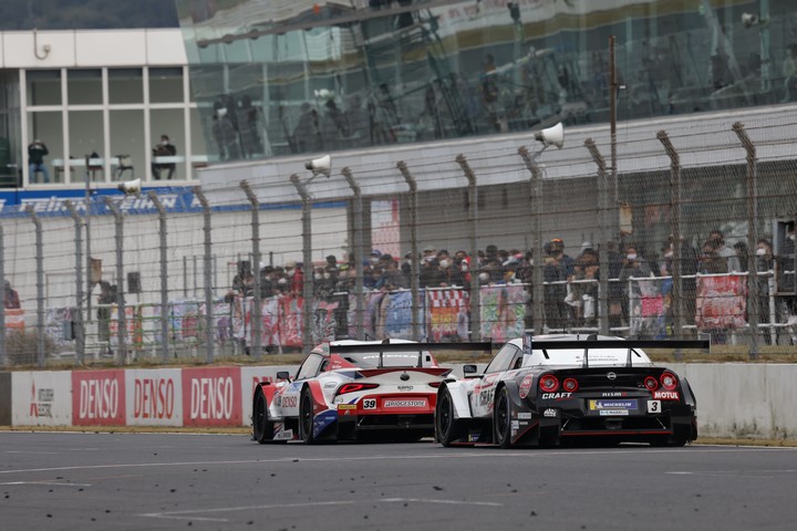 決勝レース: 39号車DENSO KOBELCO SARD GR Supra vs 3号車CRAFTSPORTS MOTUL GT-R