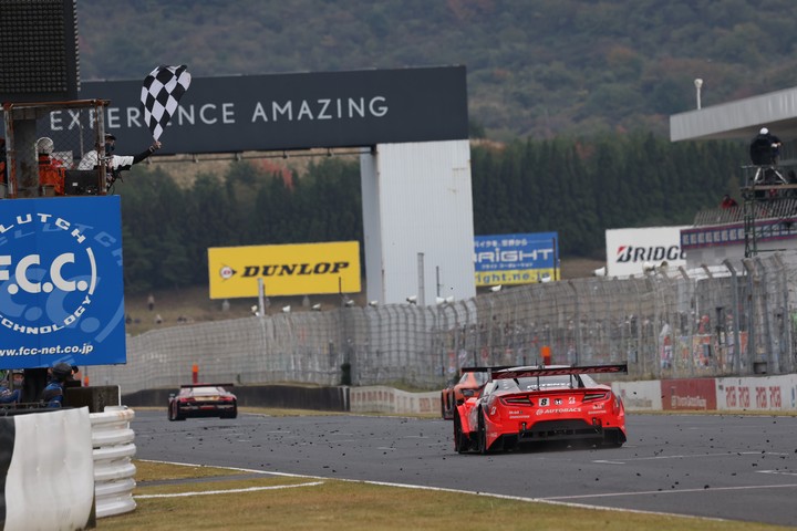 決勝レース: チェッカーを受けるGT500クラス優勝のARTA NSX-GT（野尻智紀／福住仁嶺）