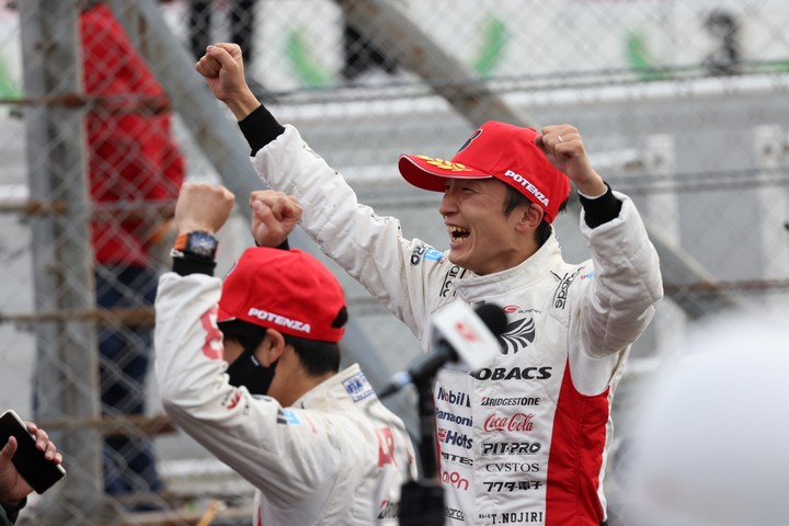 決勝レース: GT500クラスで優勝した福住仁嶺と野尻智紀（ARTA）