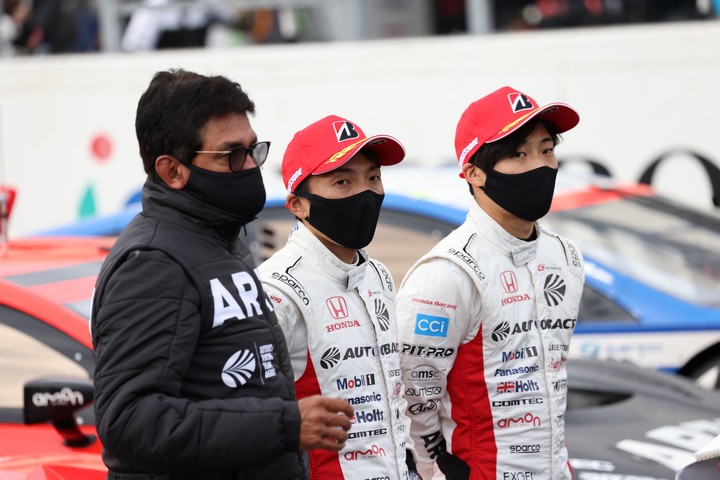 決勝レース: GT500クラスで優勝した鈴木亜久里監督、野尻智紀と福住仁嶺（ARTA）
