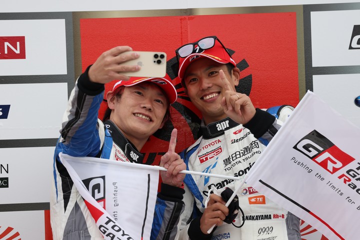 表彰式: GT300クラスで優勝した嵯峨宏紀と中山友貴（apr）