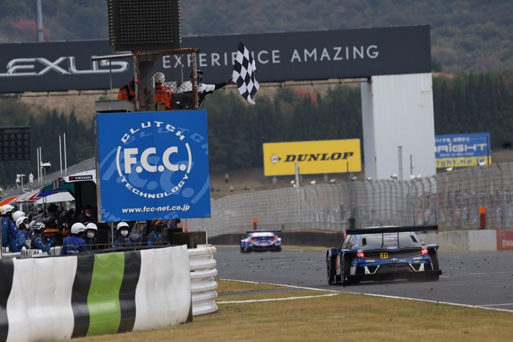 GT300クラストップでゴールする31号車TOYOTA GR SPORT PRIUS PHV apr GT（嵯峨宏紀／中山友貴）