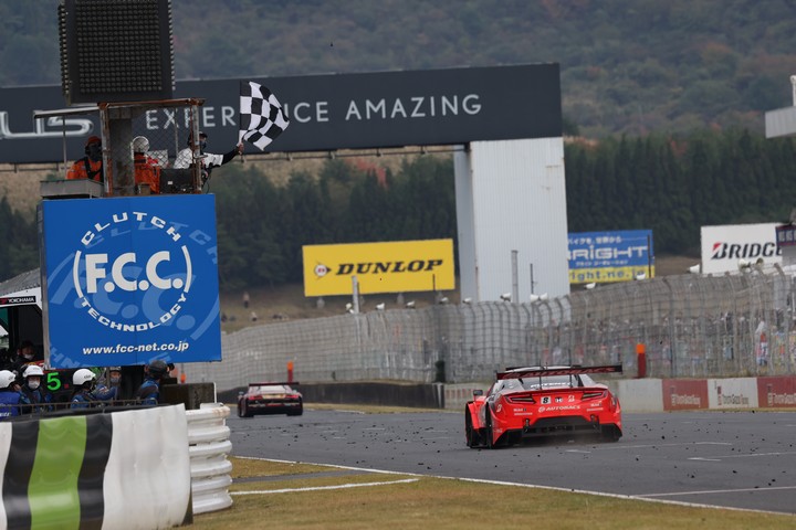GT500クラストップでゴールする8号車ARTA NSX-GT（野尻智紀／福住仁嶺）