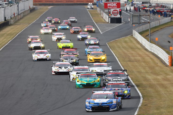 GT300クラスのスタートシーン