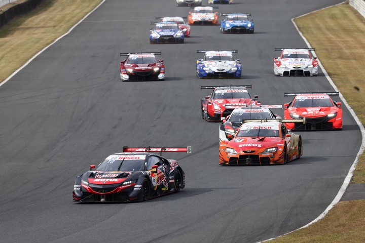 GT500クラスのスタートシーン