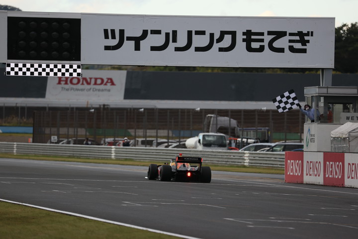 トップでゴールする野尻智紀（TEAM MUGEN SF19）