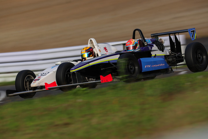 決勝で4位に入った度会太一（オートバックス ドラゴコルセ）と髙口大将の争い