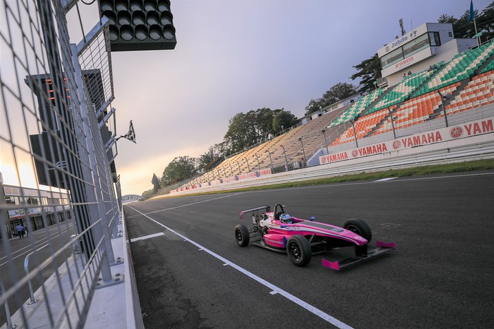 トップでゴールする岡本大地（FTK･レヴレーシングガレージ）