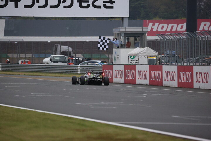 トップでゴールするジュリアーノ・アレジ（Deloitte. TOM'S 320）