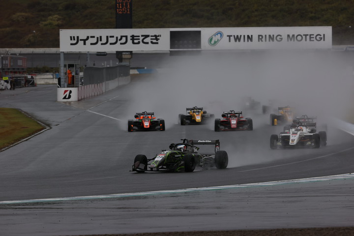 雨の中、最終戦がスタートした