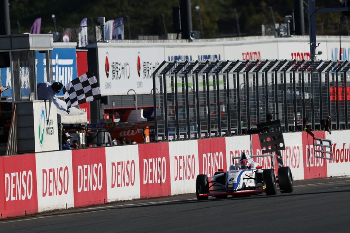 トップでゴールする木村偉織（HFDP/SRS/コチラレーシング）