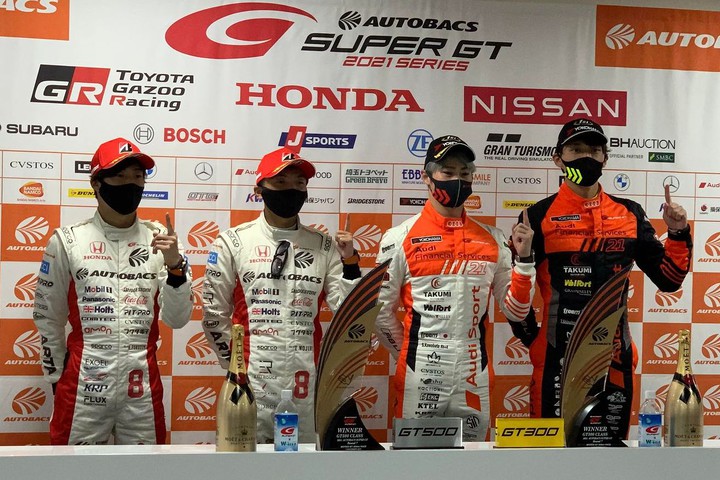 決勝記者会見: 両クラス優勝のドライバーたち