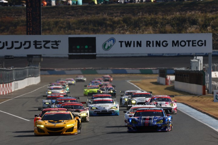 GT300クラスのスタートシーン