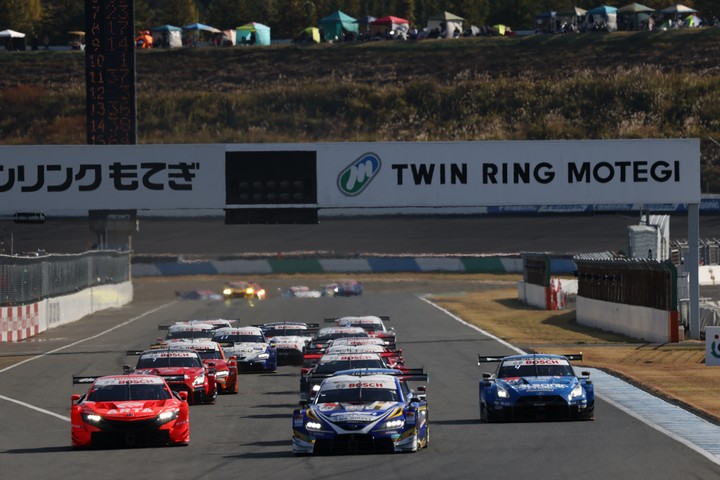 GT500クラスのスタートシーン