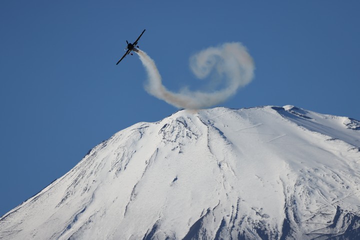 決勝に先立ち室屋義秀のフライトパフォーマンスが行われた