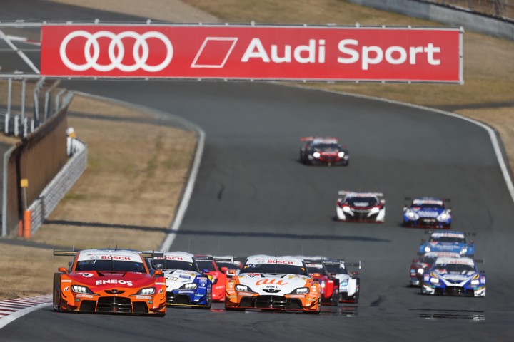 GT500クラスのスタートシーン