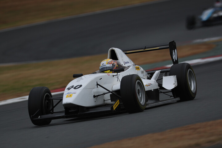 ポールポジションは元嶋成弥（Kデンタルオフィス★MYST）