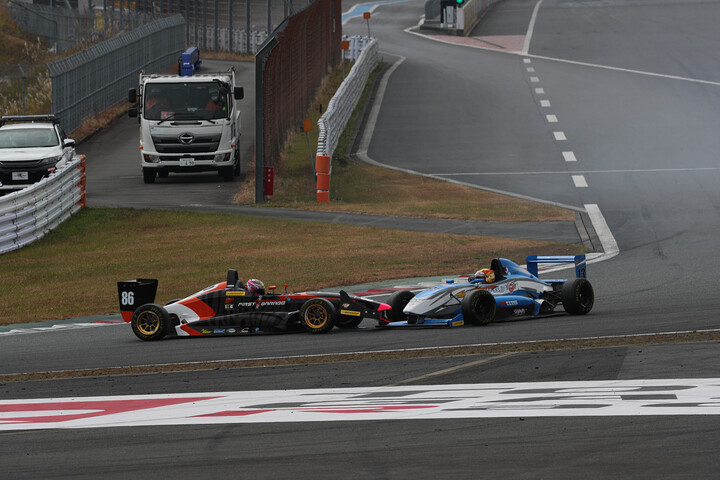 スタート直後、1コーナーのアクシデント