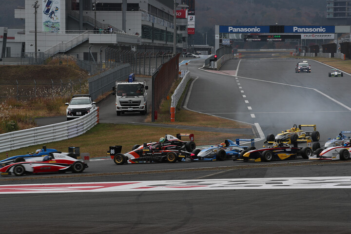 スタート直後、1コーナーのアクシデント