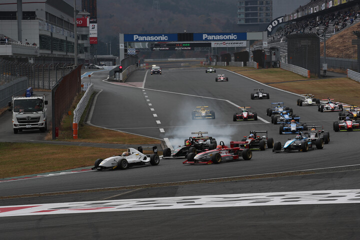 決勝はスタートの波乱で幕を開けた