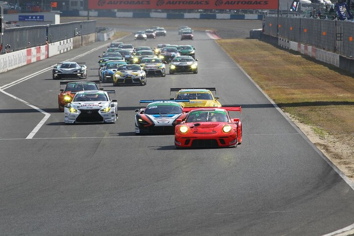 3時間レースの決勝がスタートした