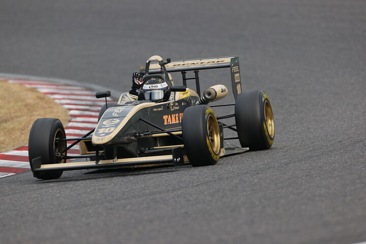 日本一決定戦: 日本一に輝き手を上げる加藤智（FEEL・TAKE FIRST）