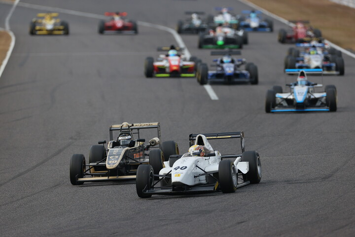 日本一決定戦: オープニングラップ1コーナーのトップ争い