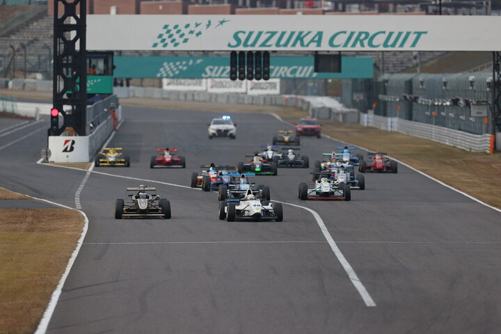 日本一決定戦: 10周の決勝がスタートした