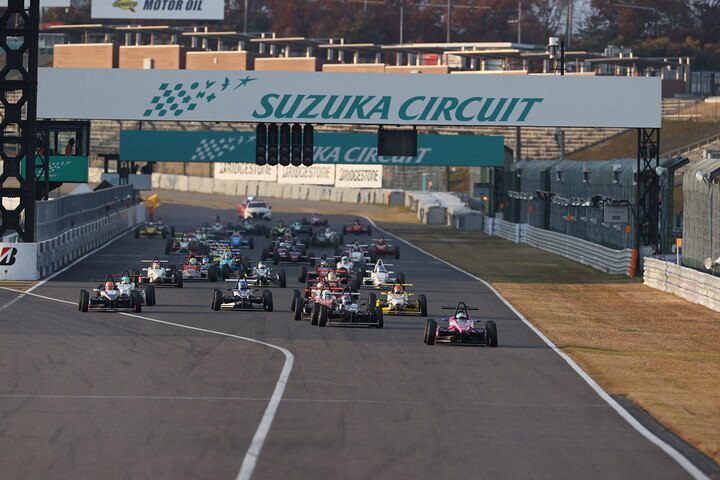 日本一決定戦: 10周の決勝がスタートした