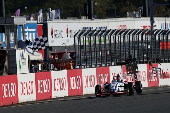 トップでゴールする木村偉織（HFDP/SRS/コチラレーシング）