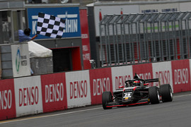 トップでゴールする古谷悠河（TOM\'S YOUTH）