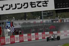 トップでゴールする佐藤樹(群馬トヨペットリアノED) トップでゴールする佐藤樹(群馬トヨペットリアノED)