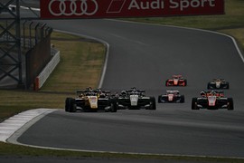 15周の決勝がスタートした