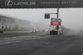 2回目のセーフティーカーの後、赤旗が提示されレースは中断となった