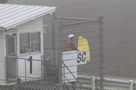 濃霧のためセーフティーカーが導入される