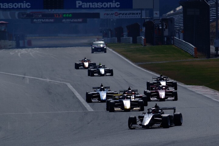 15周の決勝がスタートした