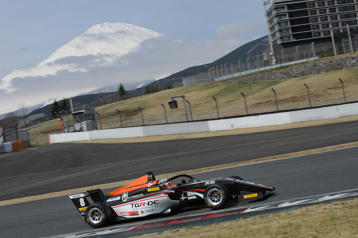 第1戦予選3位、第3戦2位、第3戦3位の小山美姫（F111/3）